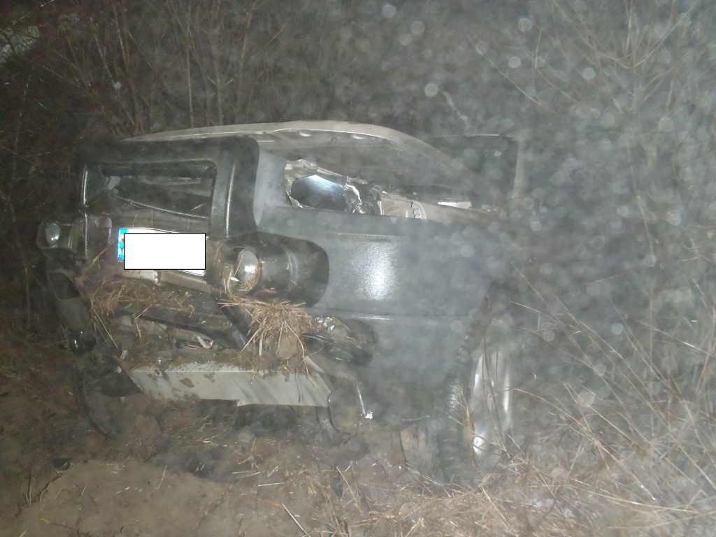 Land rover w rowie. Pięć osób ucierpiało ZDJĘCIA