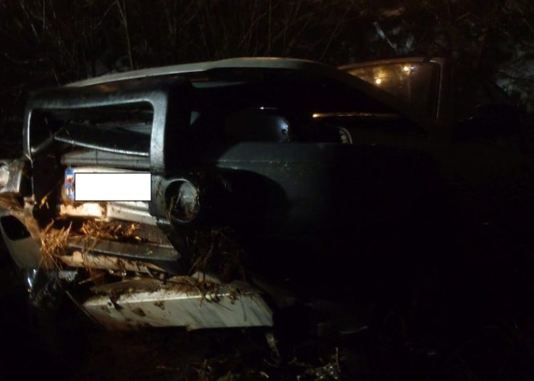 Land rover w rowie. Pięć osób ucierpiało ZDJĘCIA