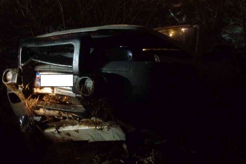 Land rover w rowie. Pięć osób ucierpiało ZDJĘCIA