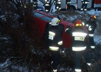 Samochód na boku – uwieziona kobieta