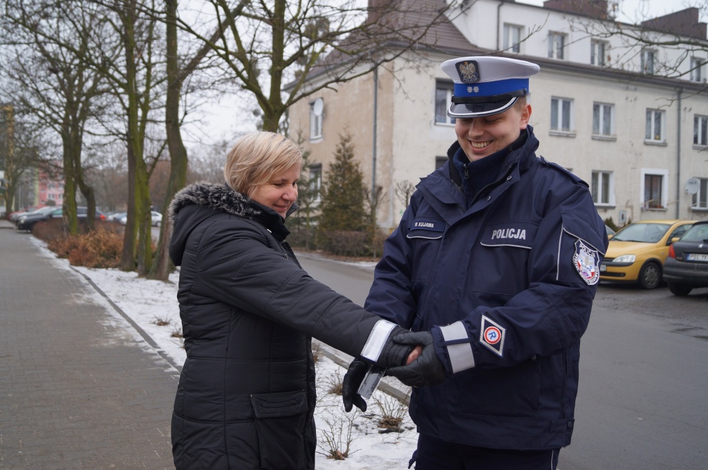 Policjanci rozdawali odblaski ZDJĘCIA