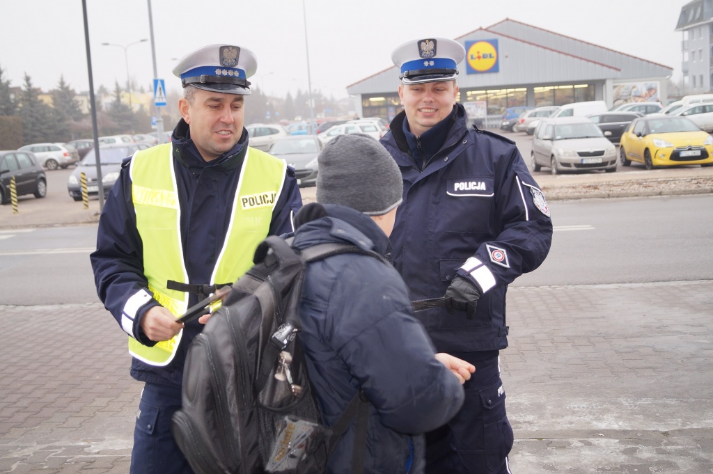 Policjanci rozdawali odblaski ZDJĘCIA