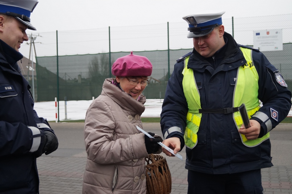 Policjanci rozdawali odblaski ZDJĘCIA
