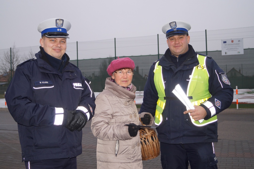 Policjanci rozdawali odblaski ZDJĘCIA