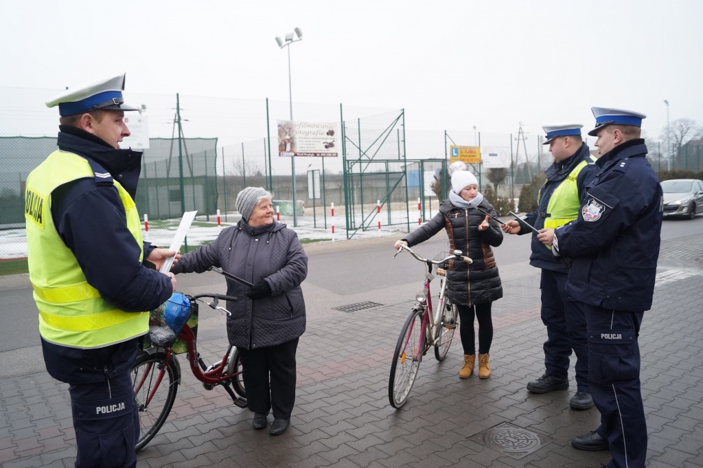 Policjanci rozdawali odblaski ZDJĘCIA