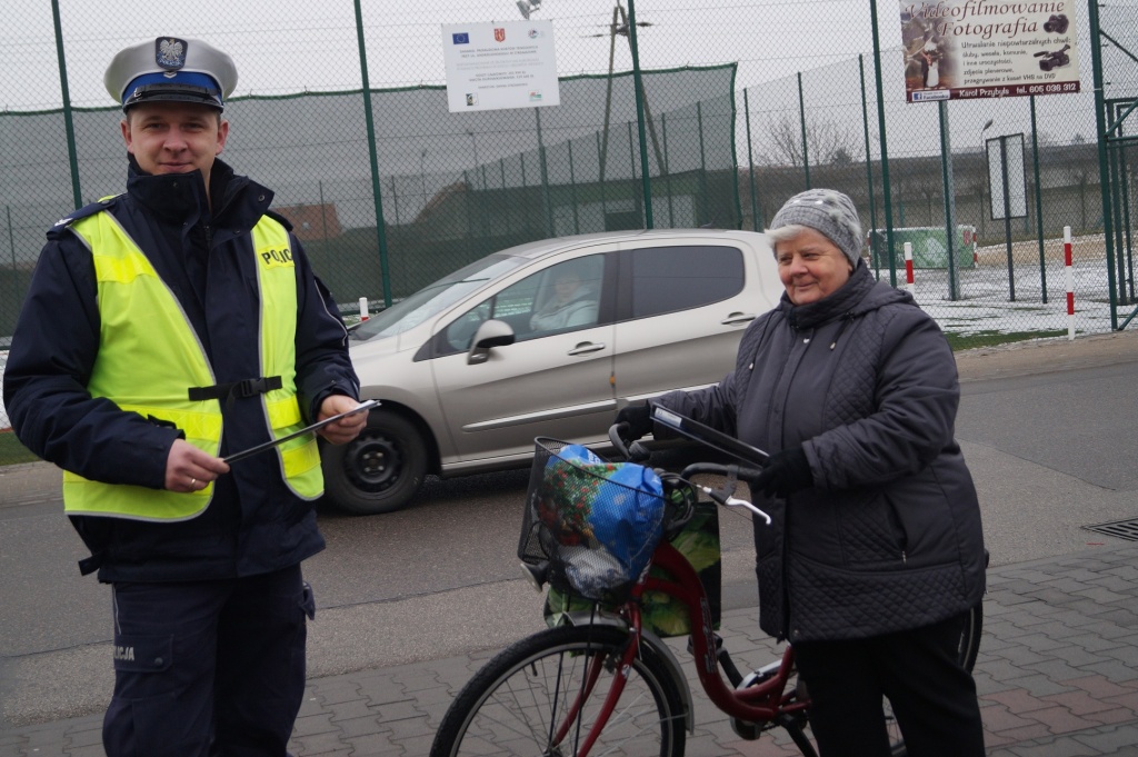Policjanci rozdawali odblaski ZDJĘCIA