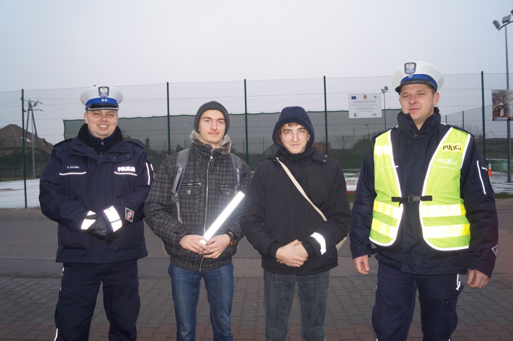Policjanci rozdawali odblaski ZDJĘCIA