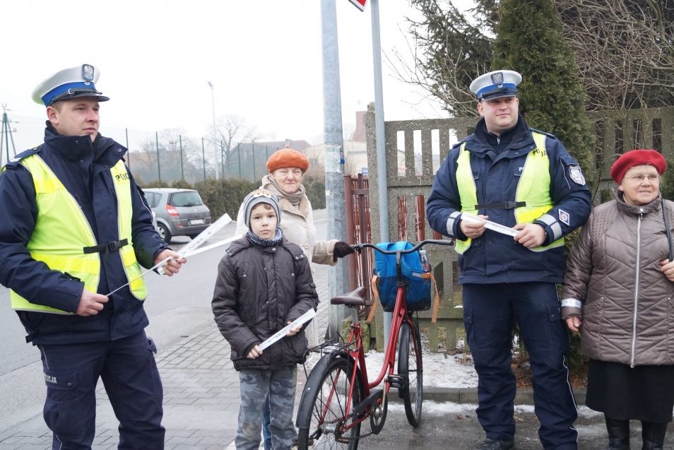 Policjanci rozdawali odblaski ZDJĘCIA