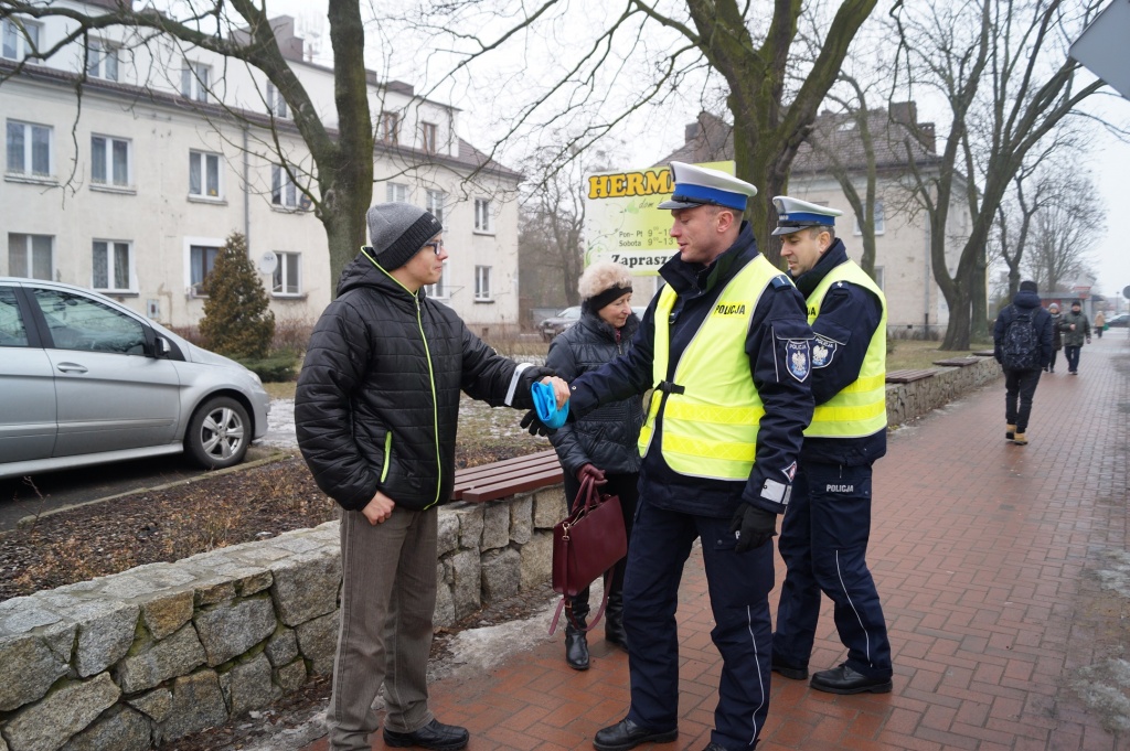 Policjanci rozdawali odblaski ZDJĘCIA