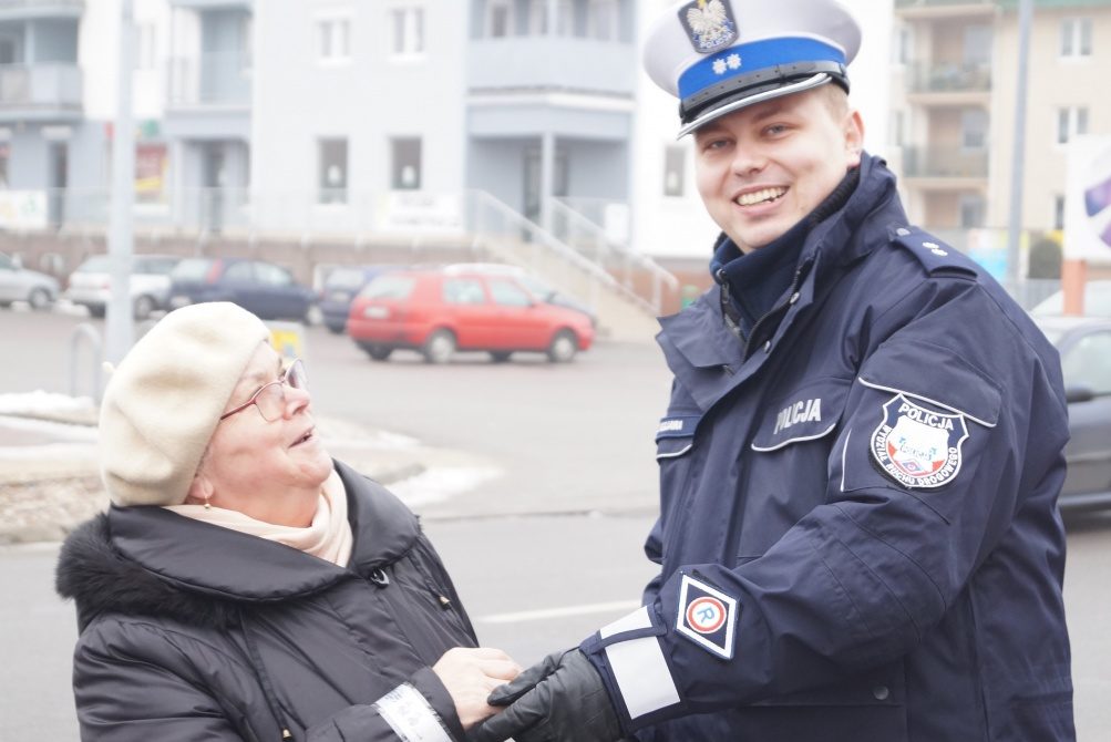 Policjanci rozdawali odblaski ZDJĘCIA