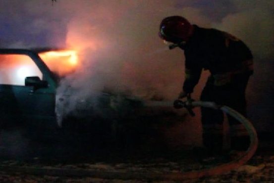 Golf płonął przed szpitalem. Film z akcji