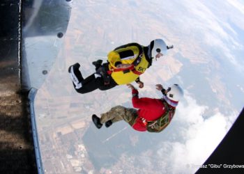 Chcesz skakać samemu ze spadochronem? Weź udział w szkoleniu AFF