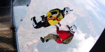 Chcesz skakać samemu ze spadochronem? Weź udział w szkoleniu AFF