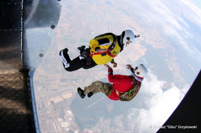 Chcesz skakać samemu ze spadochronem? Weź udział w szkoleniu AFF