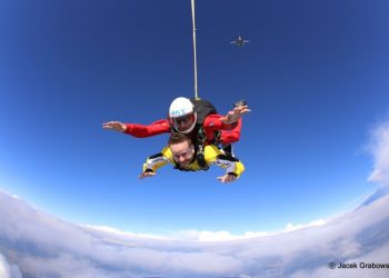 Skoki spadochronowe w tandemie – podniebna rozrywka na wyciągnięcie ręki!