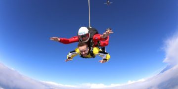 Skoki spadochronowe w tandemie – podniebna rozrywka na wyciągnięcie ręki!