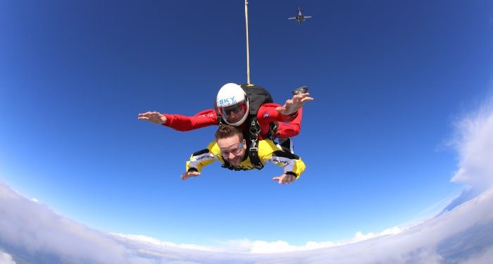 Skoki spadochronowe w tandemie – podniebna rozrywka na wyciągnięcie ręki!