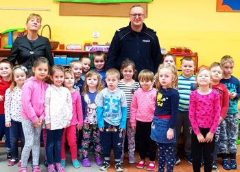 Dzielnicowy przed feriami odwiedził szkoły