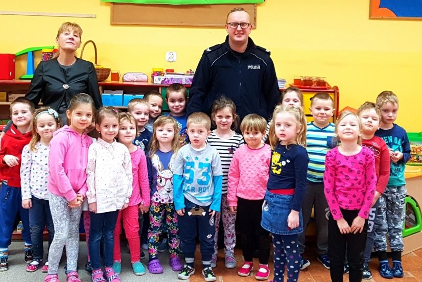 Dzielnicowy przed feriami odwiedził szkoły