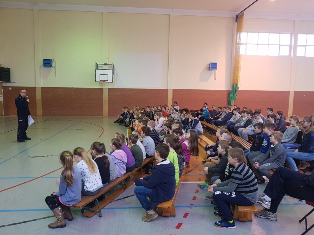 Dzielnicowy przed feriami odwiedził szkoły