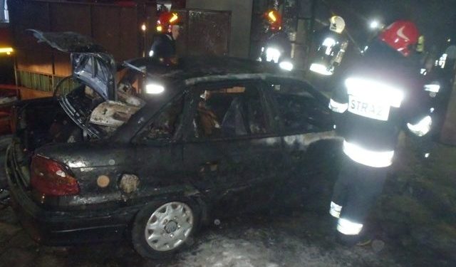 Pożar w garażu. Spalił się samochód
