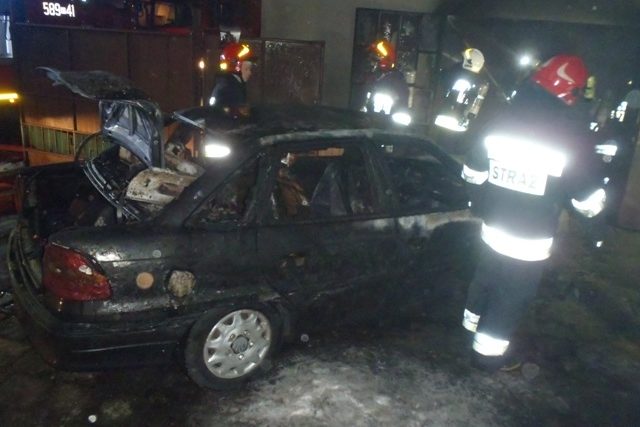 Pożar w garażu. Spalił się samochód