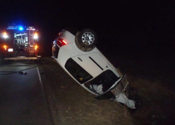 Volkswagen dachował w Kotuni ZDJĘCIA