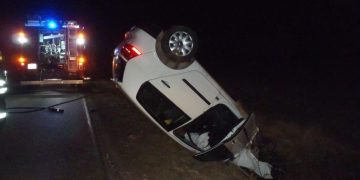 Volkswagen dachował w Kotuni ZDJĘCIA