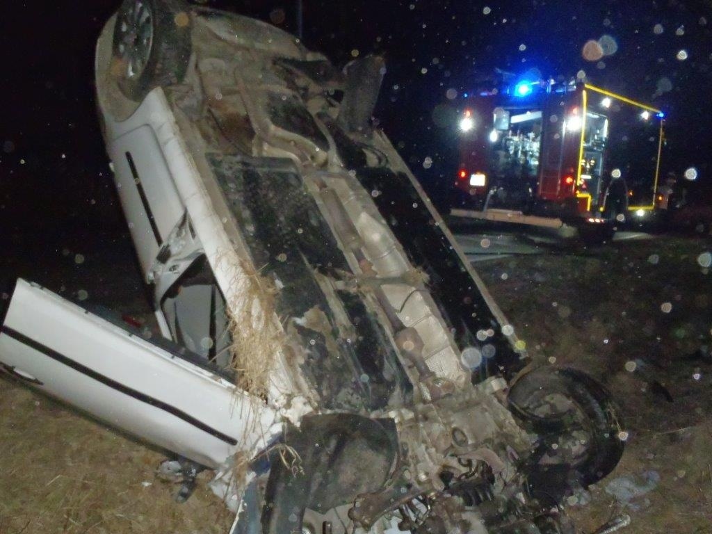 Volkswagen dachował w Kotuni ZDJĘCIA