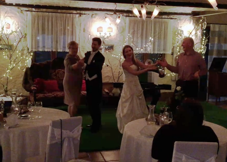 Giewartów: Operetka „Pod Strzechą”