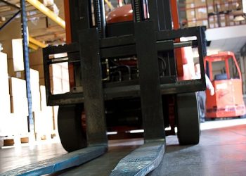 Wózek widłowy – najważniejsze zasady bezpiecznego użytkowania