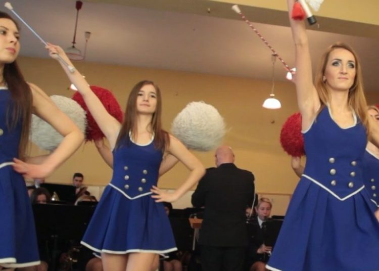 Zatańczyły przed zebraniem FILM