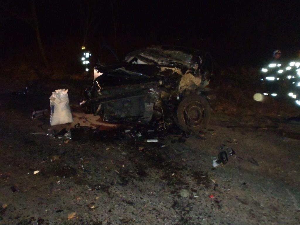 Drzewce: Uderzył w drzewo i dachował