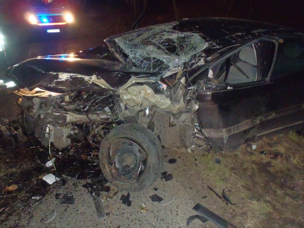 Drzewce: Uderzył w drzewo i dachował