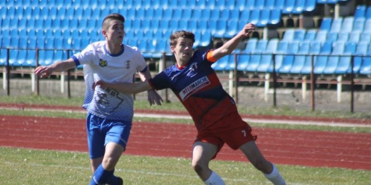 Falstart juniorów, remis seniorów