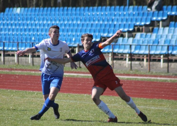 Falstart juniorów, remis seniorów