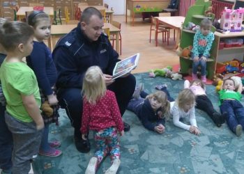 Dzielnicowy czytał dzieciom bajki