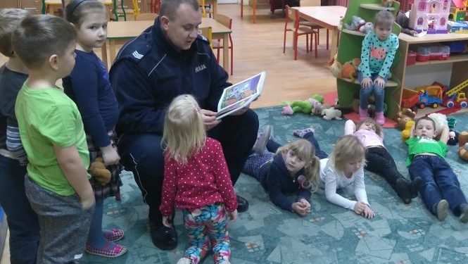 Dzielnicowy czytał dzieciom bajki