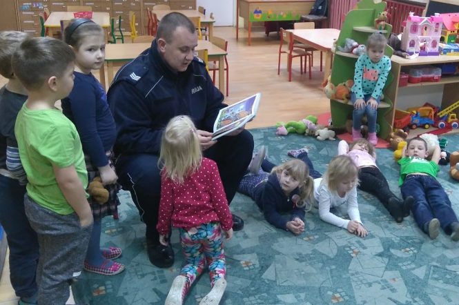 Dzielnicowy czytał dzieciom bajki