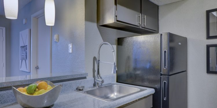 Kupujesz lodówkę z zamrażarką? Rozważ wady i zalety tego rozwiązania