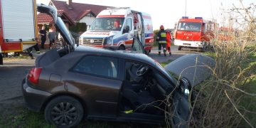 Audi w rowie. Trzy osoby ranne ZDJĘCIA