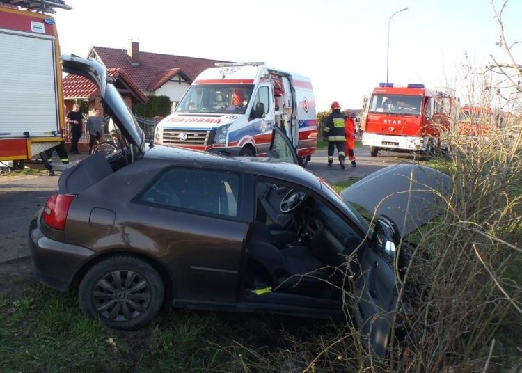 Audi w rowie. Trzy osoby ranne ZDJĘCIA