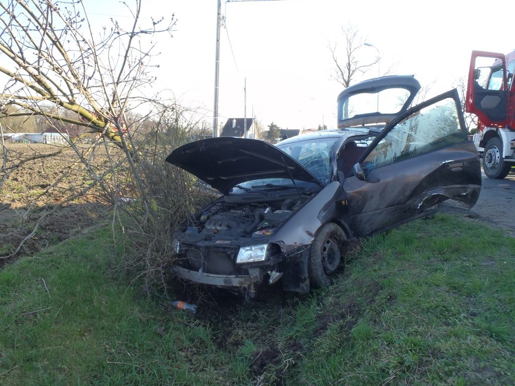 Audi w rowie. Trzy osoby ranne ZDJĘCIA