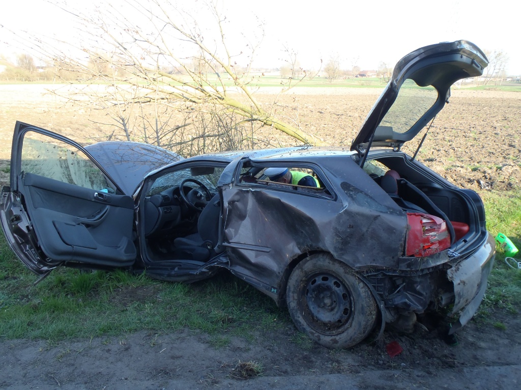 Audi w rowie. Trzy osoby ranne ZDJĘCIA