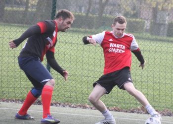 Jeden lider przegrywa, drugi pauzuje