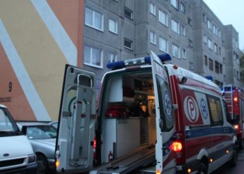 Karetka, policja i straż pod blokiem