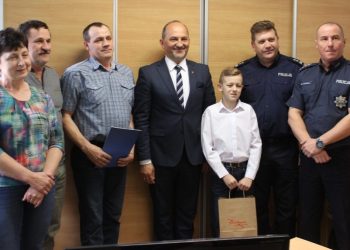 12-latek znalazł portfel. Zaniósł na policję – FILM