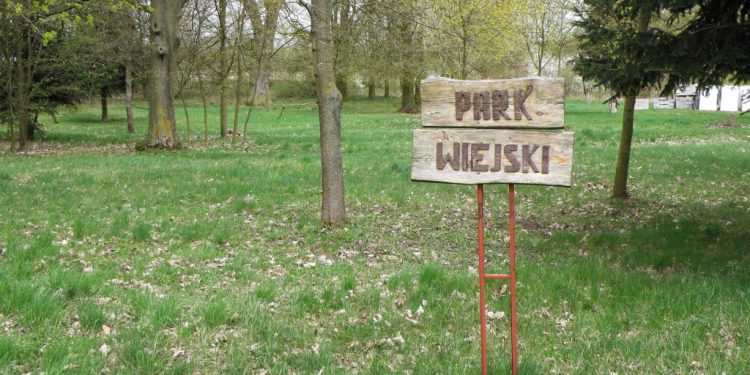 Blokował wiatraki, blokuje budowę izby