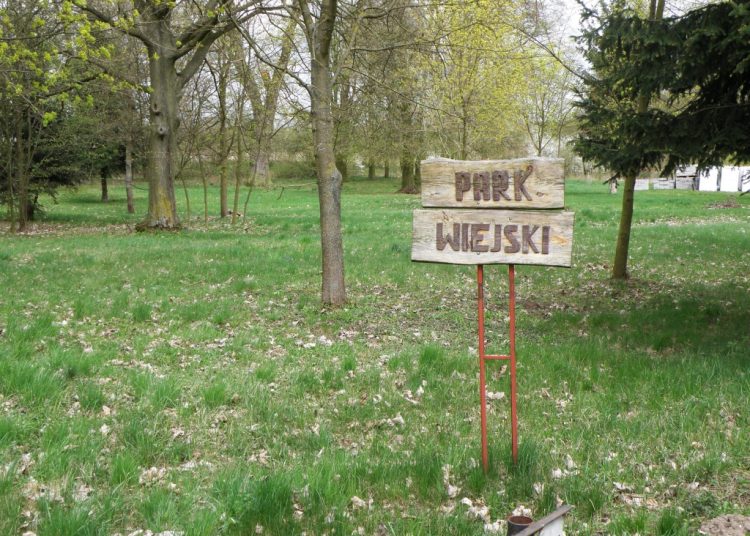 Blokował wiatraki, blokuje budowę izby