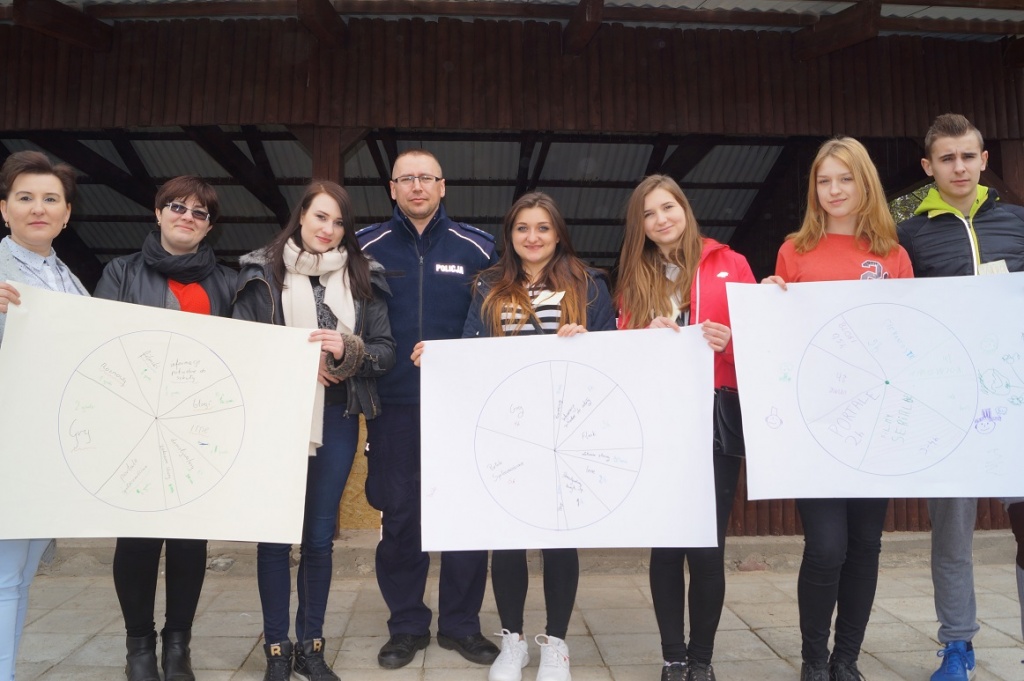 Policjanci wyciągali dzieci z sieci